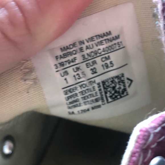 3 for $25 Youth size 1 Maroon converse - Picture 5 of 5